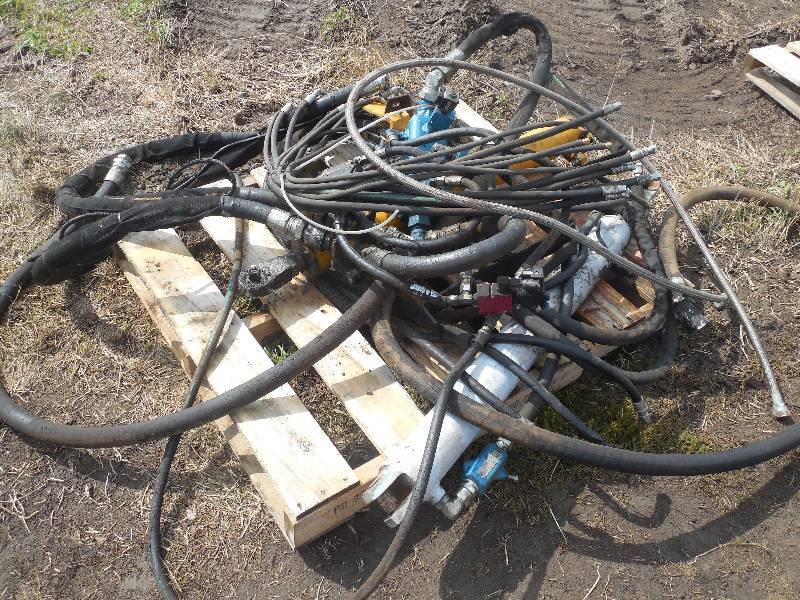 lot 36 image: 2 Hydraulic Cylinders with Hoses, Valves and boxs - Huge Lot
