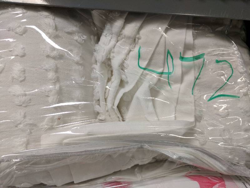 lot 472 image: McLeland Design Tufted 3-Pc. Comforter Set - Full
