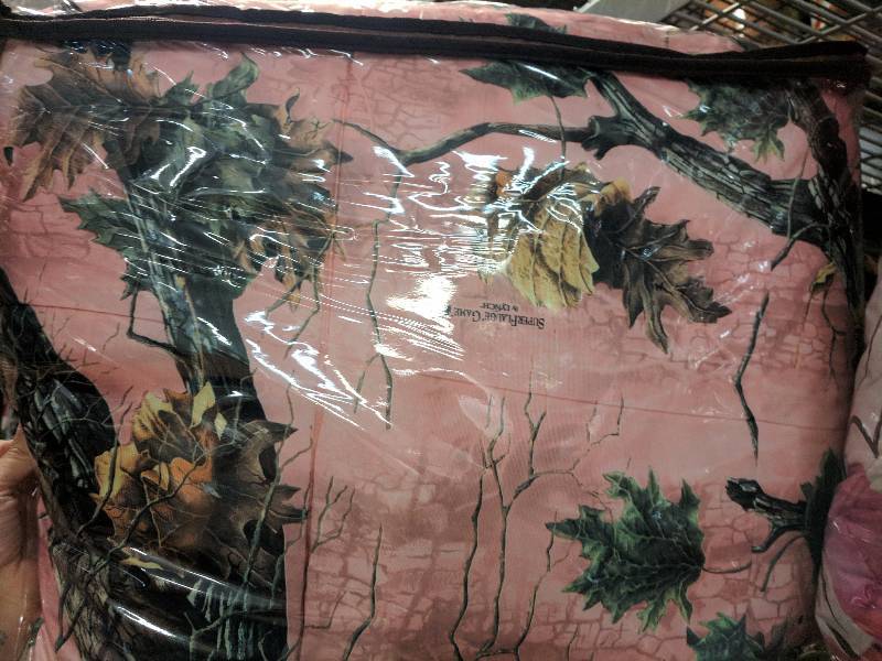 lot 482 image: Superflauge Game 8-Pc. Bed Set - Queen