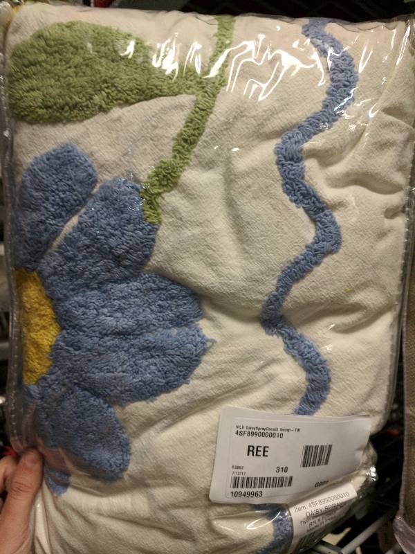 lot 492 image: McLeland Design Daisy Spray Chenille Bedspread Set - Twin