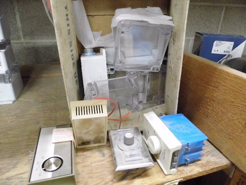lot 4 image: Thermostats