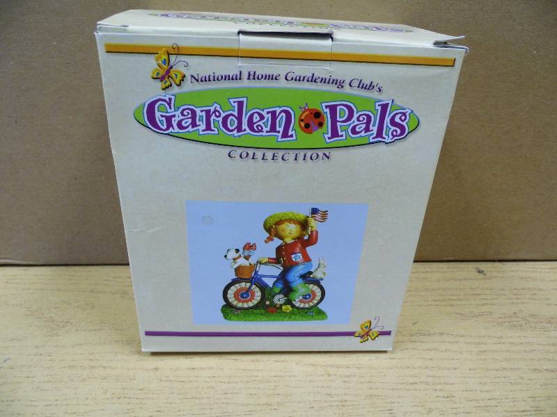 lot 26 image: Lot of 20 Patriotic Garden Pals