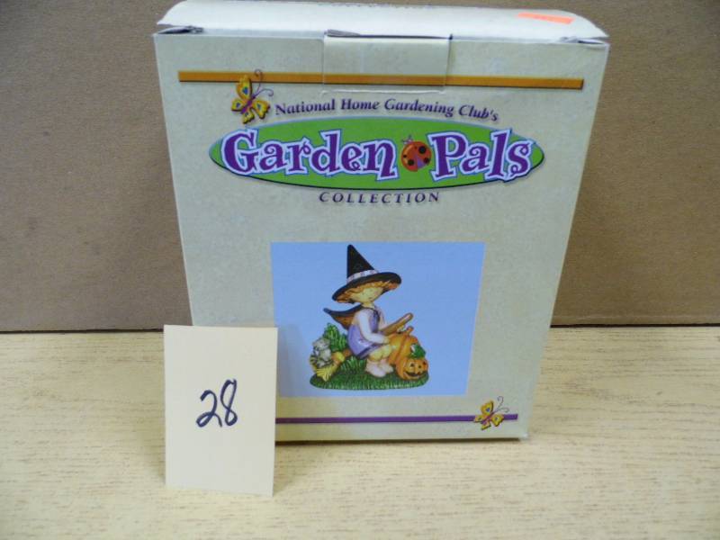 lot 28 image: Lot of 22 Halloween Garden Pals