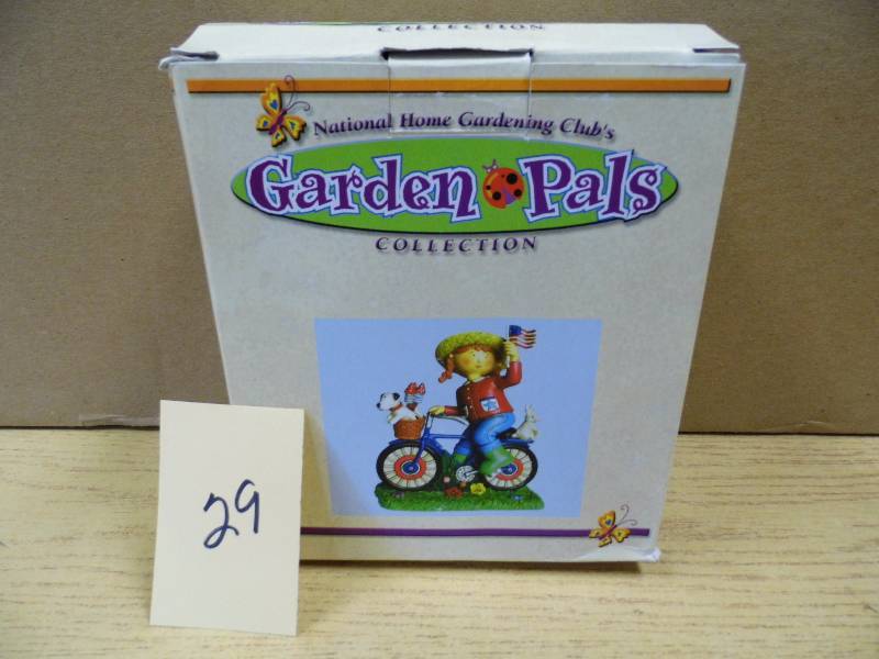 lot 29 image: Lot of 30 Patriotic Garden Pals