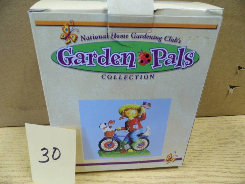 lot 30 image: Lot of 28 Patriotic Garden Pals