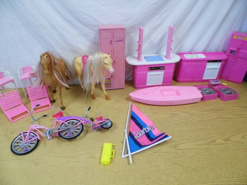 lot 106 image: Barbie Accessories