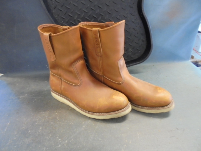 Boots and boot tray