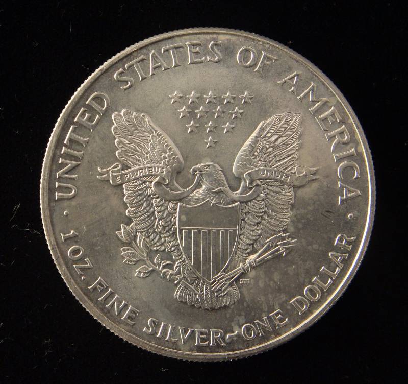 lot 170 image: 1999 COLORIZED AMERICAN SILVER EAGLE 1 TROY OZ. .999 FINE SILVER DOLLAR IN AIRTIGHT
