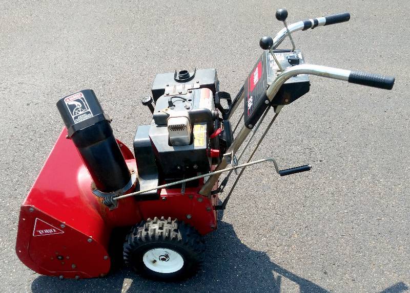 lot 3 image: (see vidoe) TORO 824 SNOW BLOWER