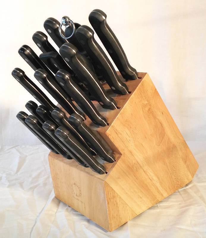 lot 6 image: 3 PIECE KITCHEN ITEM SET Butcher Block Cutlery Set, Crock Pot (never used) & Hamilton Beach Toaster