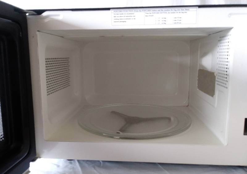lot 8 image: AVANTI  COUNTER TOP CAROUSEL MICROWAVE