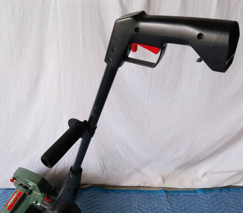 Lot - BLACK AND DECKER 2HP ELECTRIC LAWN EDGER