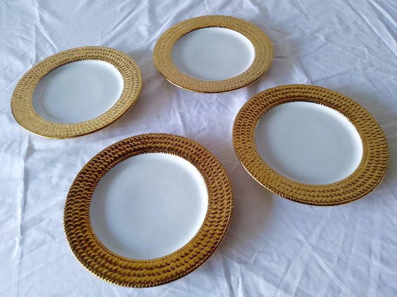 lot 19 image: MISCELLANEOUS  STEMWARE, PLATTERS, DECORTIVE PLATES AND COOKWARE