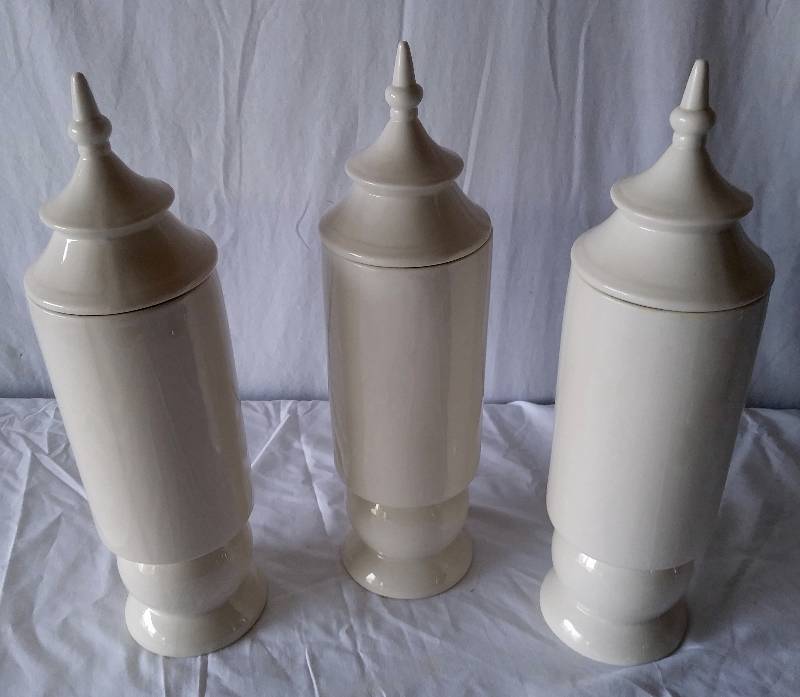 lot 22 image: 3 PIECE CERAMIC DECORATIVE CONTAINERS AND 3 PIECE MERCURY GLASS DECORATIVE PIECES