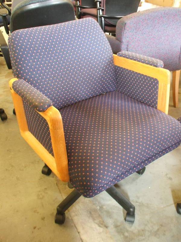 DELUXE UPHOLSTERED CONFERENCE CHAIRS