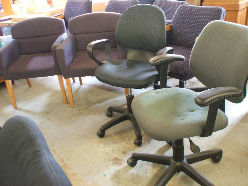 DESK AND RECEPTION CHAIRS