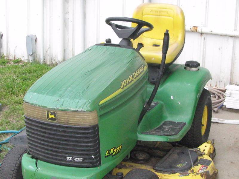 lot 1 image: John Deere LX277 Mower w48 mower deck