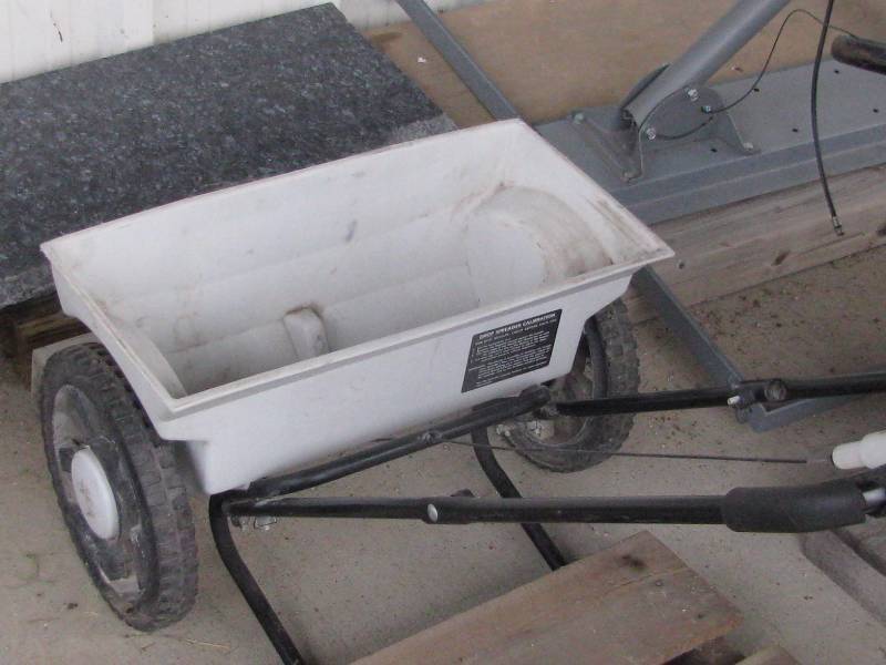 lot 5 image: Grass Seeder