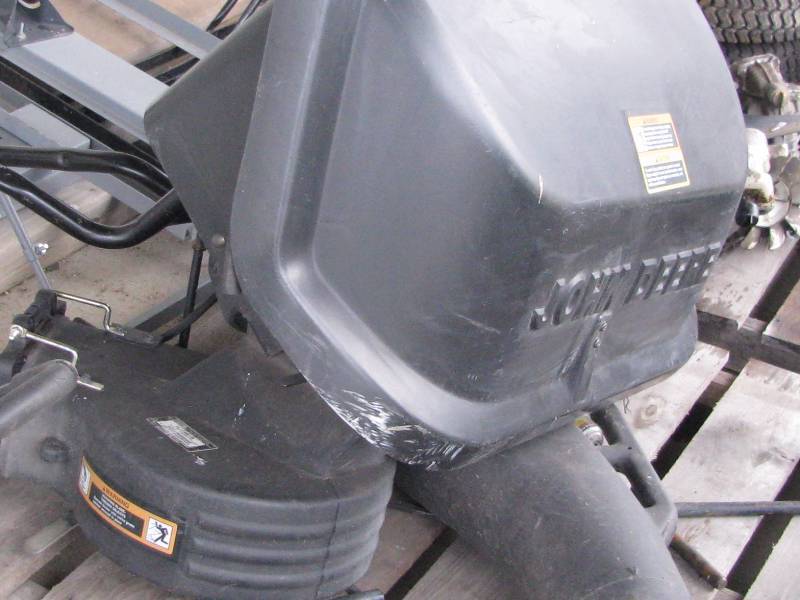 lot 6 image: John Deere Bagger