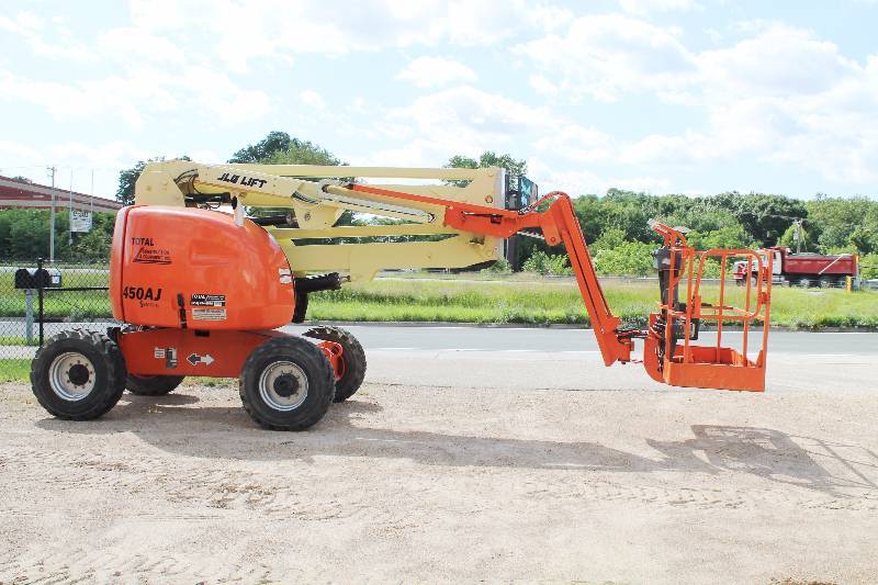 lot 5 image: JLG 450 AJ Articulating Boom Lift