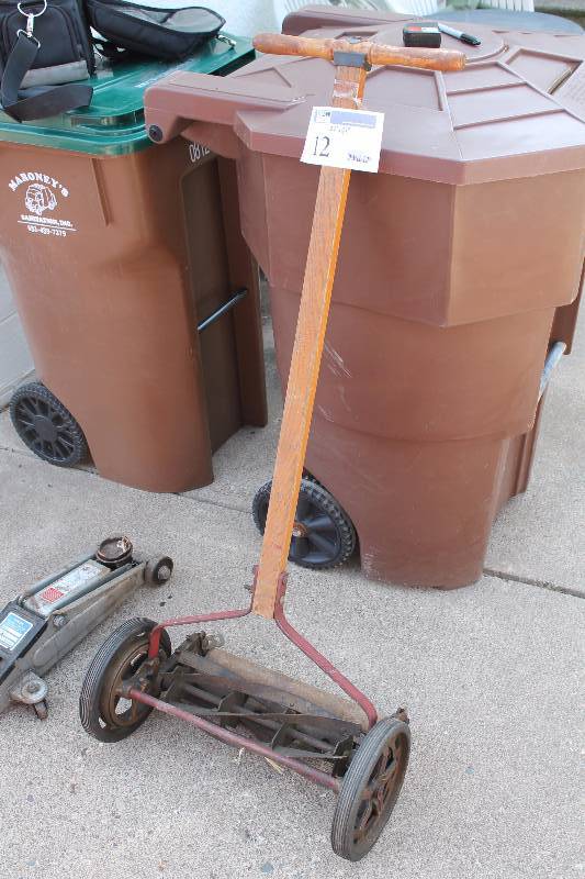 lot 12 image: Wizard Manual Push Mower