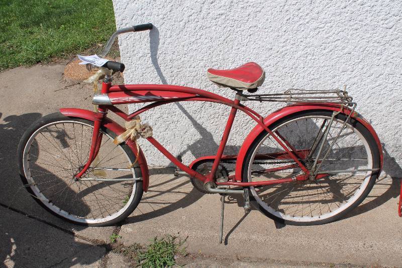 lot 8 image: Vintage Bike w Luggage Rack, Head Light