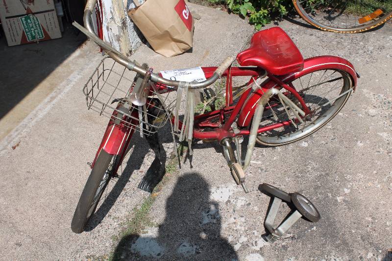 lot 9 image: Vintage Childrens Bike w Training Wheels, Front Basket
