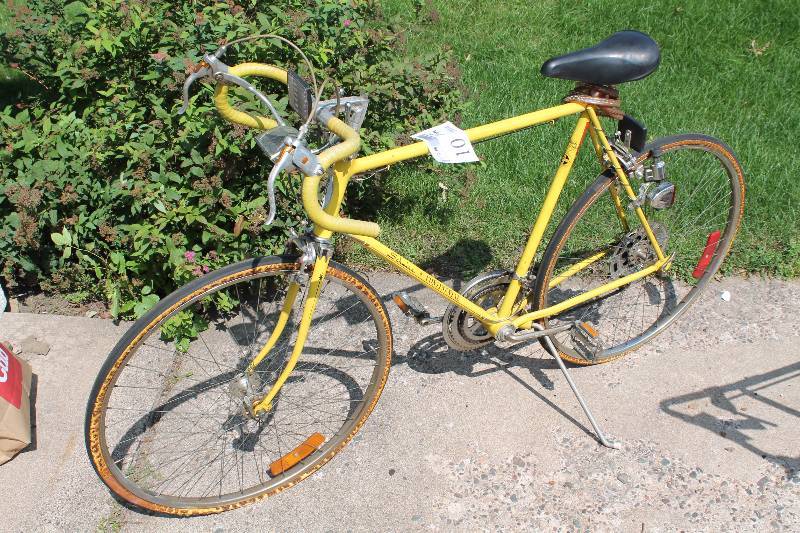 lot 10 image: Vintage Schwinn Continental Bike w Head Light, Tail Light