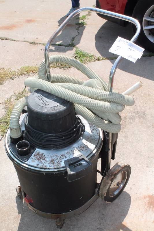 lot 7 image: Sears Craftsman Shop Vac w Attachments, Hoses