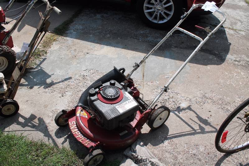 lot 5 image: Snapper Hi-Vac 21in. Vector XLC IndustrialCommercial Cast Iron Sleeve Yard Vac w Bags, Extra Blades