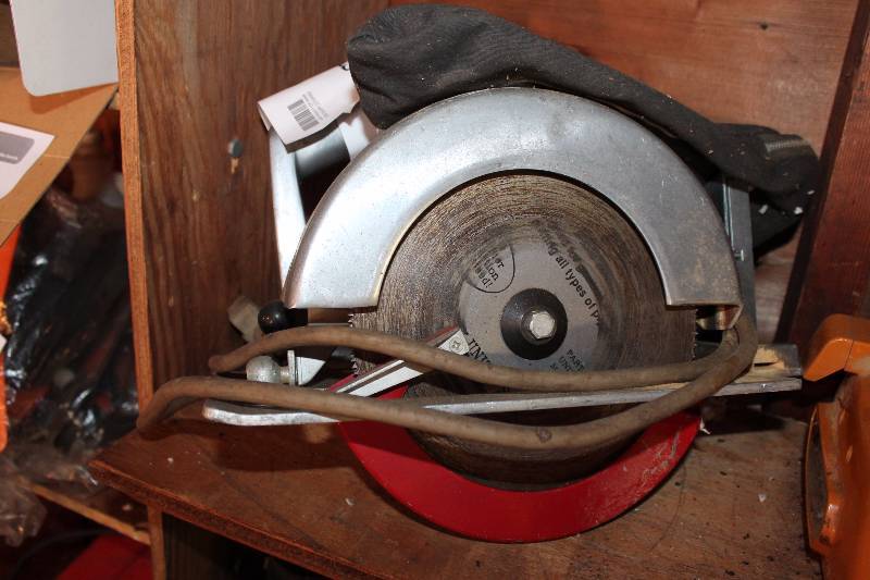 lot 123 image: Montgomery Ward Powr-Kraft 7.5in. Heavy Duty Circular Saw