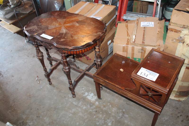 lot 134 image: Lot of (2) End Tables