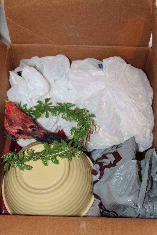 lot 31 image: Box Lot of Home Dcor