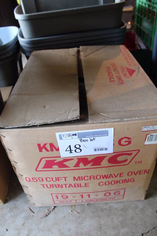 lot 48 image: Box Lot of Pyrex Glassware