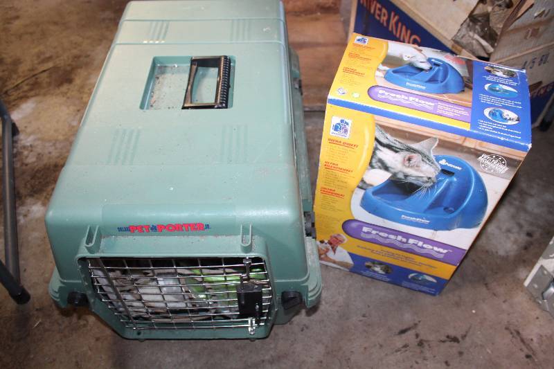 lot 42 image: Fresh Flow Pet Water Bowl, Small Pet Carrier