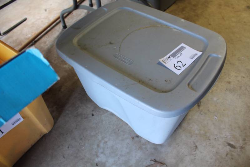 lot 62 image: Tub Lot Includes Model Airplanes, Home Dcor