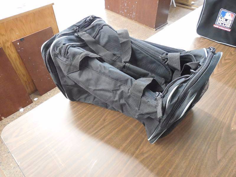 lot 99 image: (50) 5 cases of MAJOR LEAGUE BASEBALL BOSTON RED SOX DUFFEL BAG