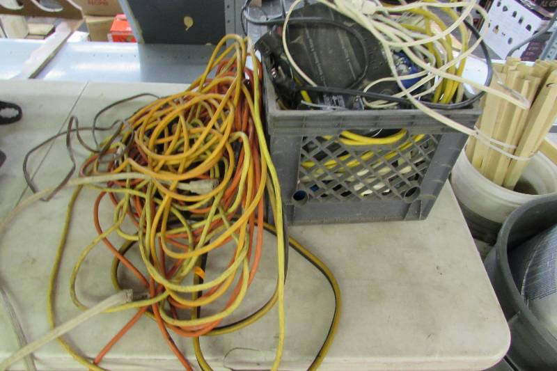 EXTENSION CORDS AND OUTLET STRIPS