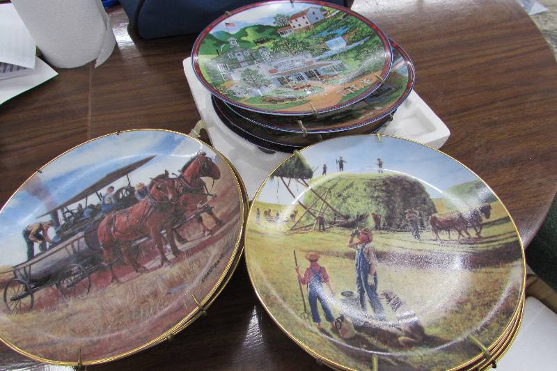 DECORATIVE PLATES WITH WALL HANGERS