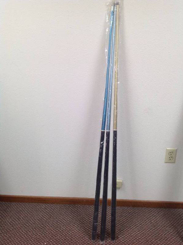 lot 4 image: Three new pool Sticks.
