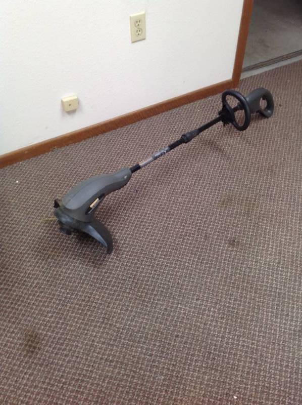 lot 14 image: Craftsman 12 Electric Corded Trimmer