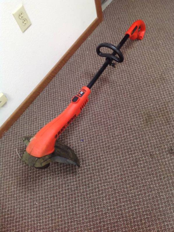lot 17 image: Black n Decker Electric  Corded Trimmer