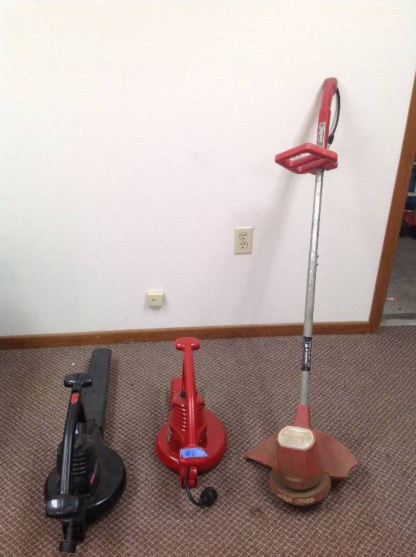 lot 19 image: 1 Corded Trimmer 2 blowers