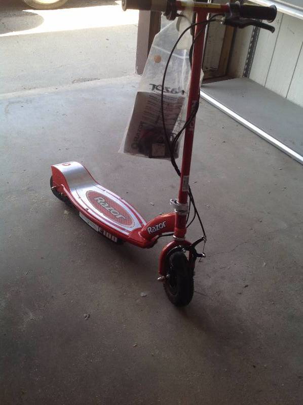 lot 22 image: Razor Electric Scooter E-100