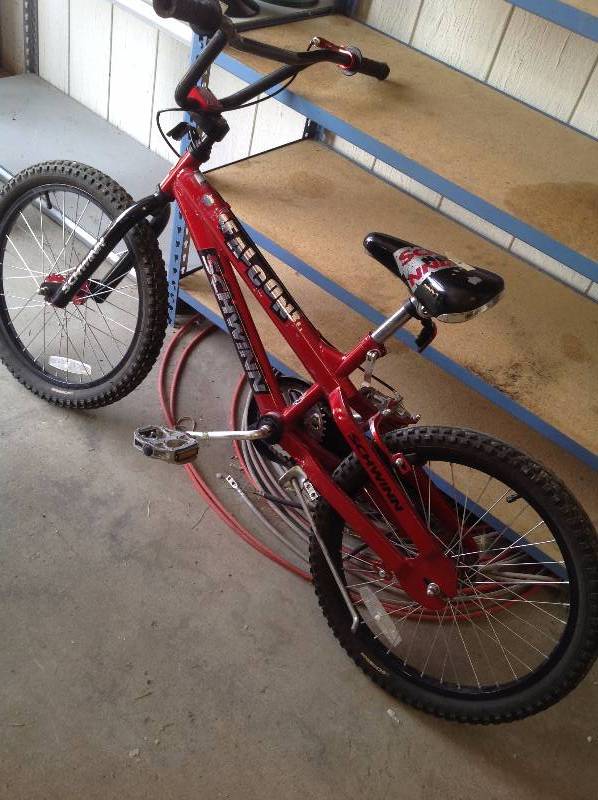 lot 26 image: 20 Schwinn kids bike