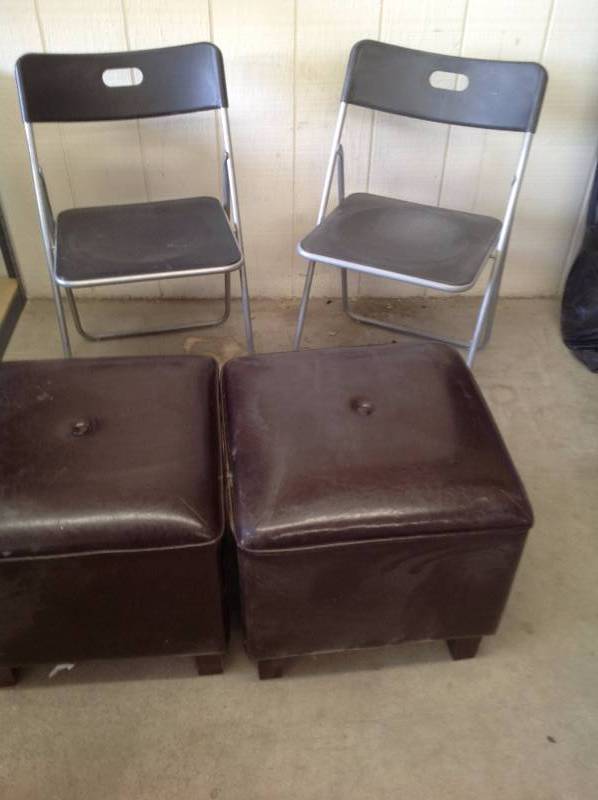 lot 38 image: 2 folding chairs and 2 ottomans