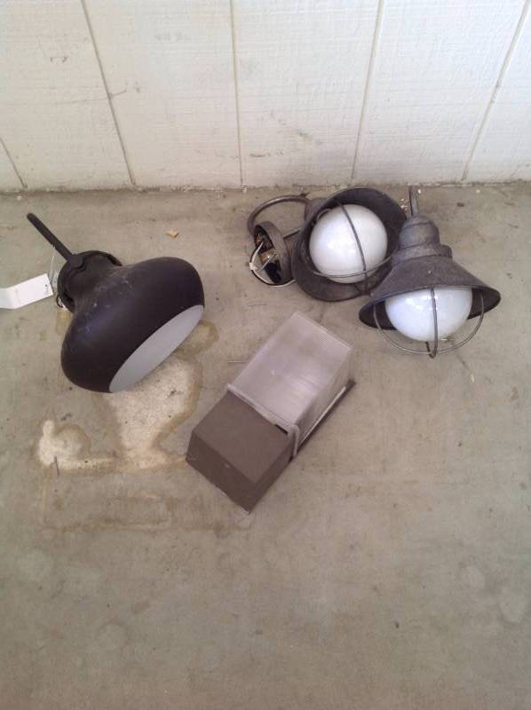 lot 45 image: 4 outside lights