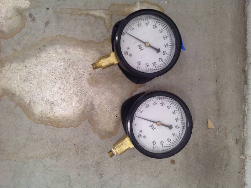 lot 50 image: 2 pressure gagues