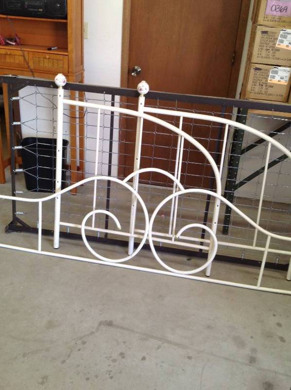 lot 62 image: Day Bed
