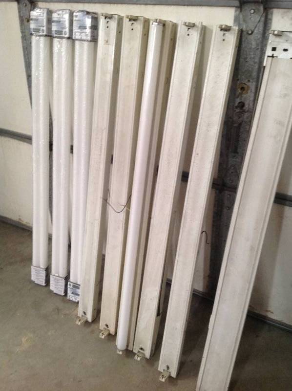 lot 81 image: 6 shop lights with bulbs